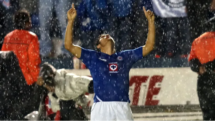 Su debut en Cruz Azul le permitió cobrar un doble premio económico.