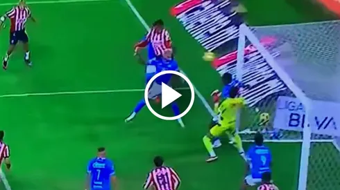 Kevin Mier le negó el gol a Luis Romo.