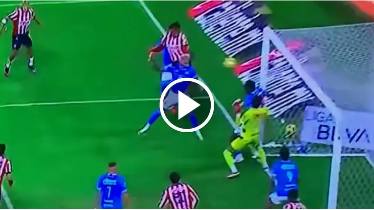 Kevin Mier le negó el gol a Luis Romo.