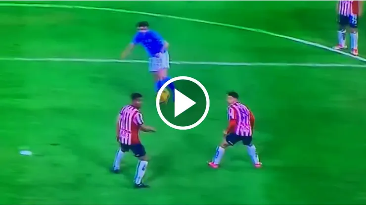 Ignacio Rivero abrió el marcador para Cruz Azul ante Chivas.