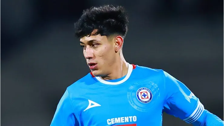 Omar Campos sufrió una lesión y Cruz Azul ya la informó oficialmente.