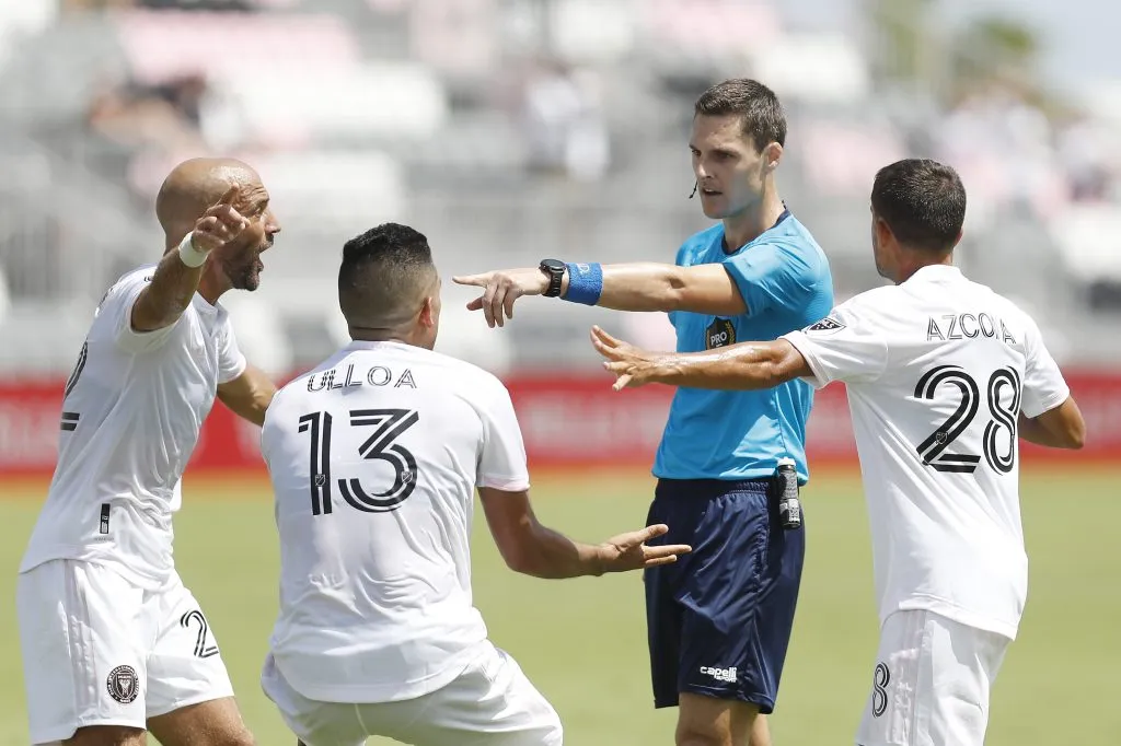 La curiosidad de Joe Dickerson, árbitro del América vs. Cruz Azul (Getty Images)