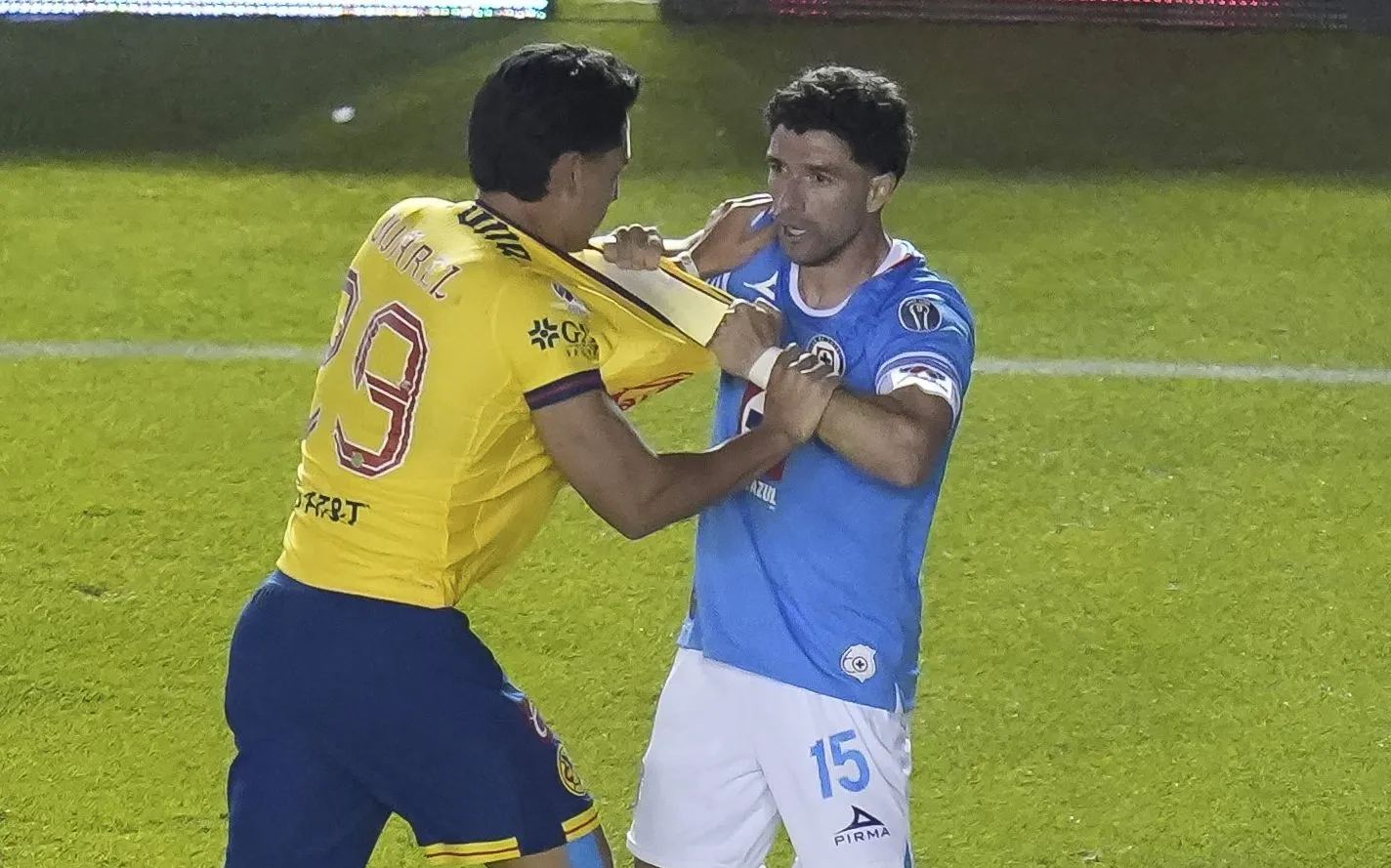 Juárez y Rivero en conato de bronca durante las últimas semifinales. (Imago 7)
