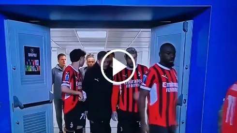 El reclamo en el Milan tras el penal fallado por Santi Giménez