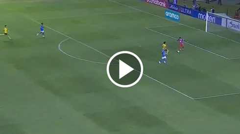 El portero colombiano se lució con un doble enganche que levantó de sus asientos a los fanáticos.