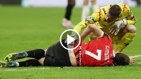 Santi Giménez jugo solo 25 minutos y se retiró lesionado en Milan