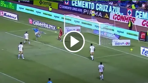 Acrobático recurso de Rodolfo Rotondi para su doblete contra Pumas