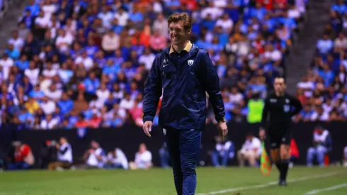 Efraín Juárez se hizo expulsar y el mando de los universitarios contra Cruz Azul recayó en Alex Larrea, auxiliar universitario.