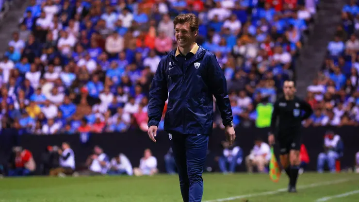 Efraín Juárez se hizo expulsar y el mando de los universitarios contra Cruz Azul recayó en Alex Larrea, auxiliar universitario.