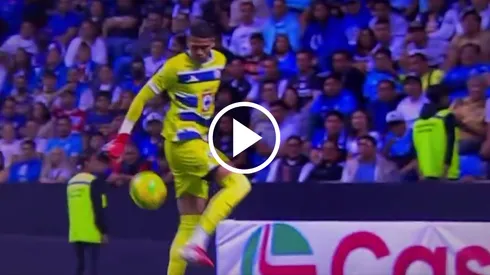 Kevin Mier se lució ante Pumas, no solo por el penal atajado.