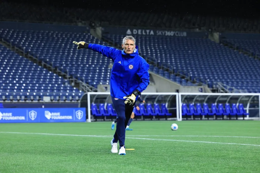 Carlos Nicola, nuevo entrenador de porteros, ya logró mejoras en Kevin Mier. (Imago 7)