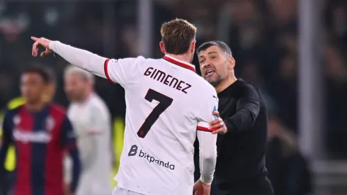 ¿Qué pasó entre Santi Giménez y su DT en Milan?