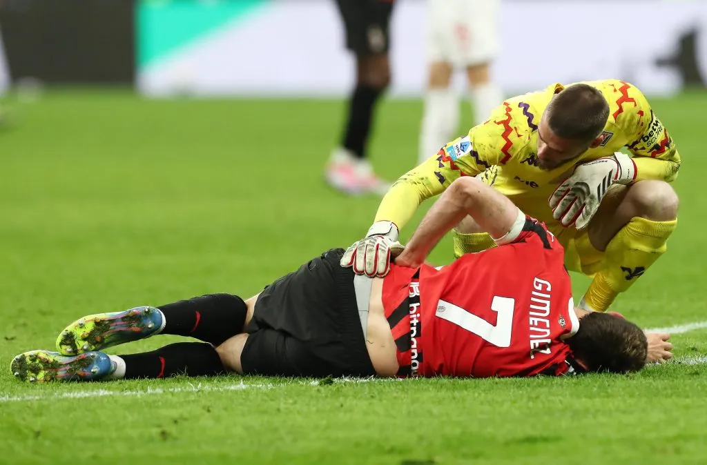 El golpe que sufrió Santi Giménez contra Fiorentina. (Getty)