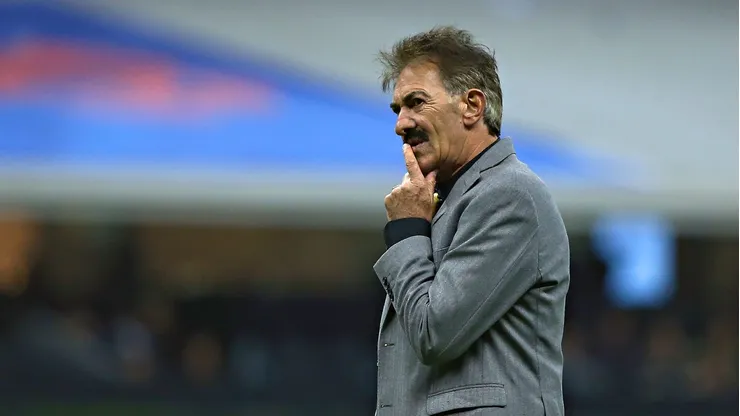 El entrenador argentino dio un consejo al club cementero para que el polaco pueda explotar en todo su esplendor.