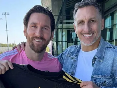 Lionel Messi posó con la playera de Santiago Giménez
