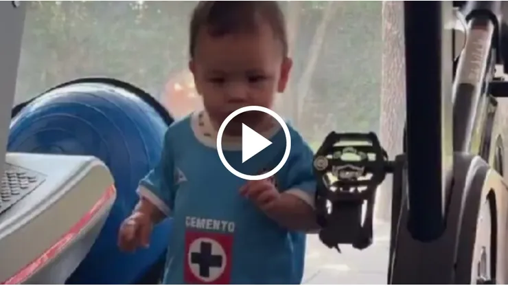 El hijo del jugador de Cruz Azul enterneció a todos.
