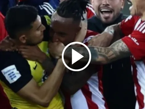 Imágenes lamentables: ahorcan a Orbelin en un partido en Grecia