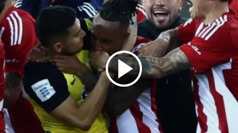 El ex futbolista de los cementeros fue víctima de una imagen pocas veces vista en el futbol: siendo ahorcado por un rival.