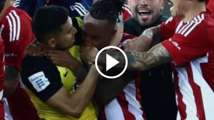 El ex futbolista de los cementeros fue víctima de una imagen pocas veces vista en el futbol: siendo ahorcado por un rival.