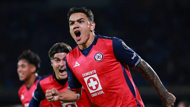 Toro Fernández le dio el triunfo a Cruz Azul al minuto 93.