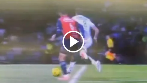 La polémica jugada de Erik Lira por la que piden penal.