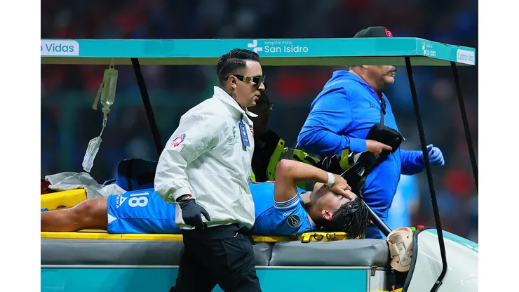 La salida de Luka Romero en ambulancia preocupó a todo Cruz Azul.
