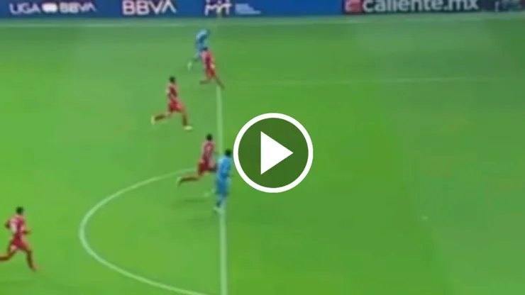 El delantero uruguayo adelantó a los suyos recién iniciado el partido pero su anotación no estuvo exenta de polémica.