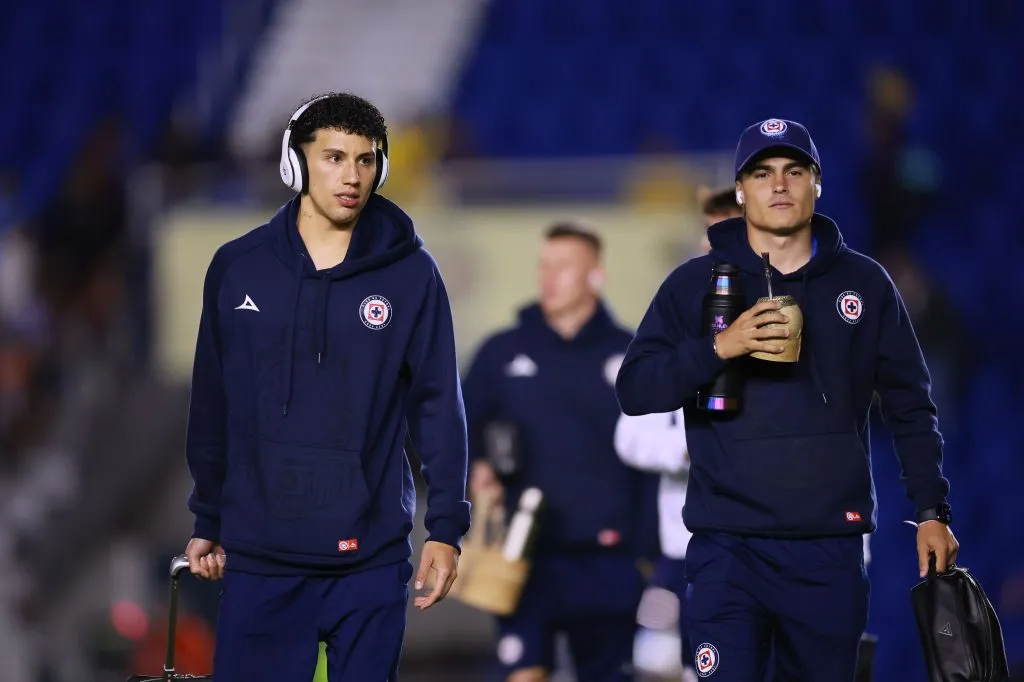 Jorge sánchez y Luka Romero, rumbo a los vestidores. (Imago 7)