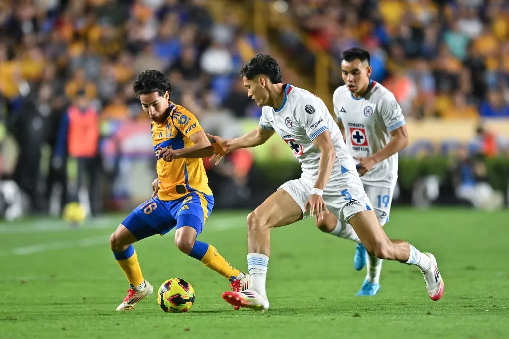 MONTERREY, MEXICO – FEBRUARY 15: Diego Lainez of Tigres fights for the ball with Jesús Orozco and Carlos Rodríguez of Cruz Azul during the 7th round match between Tigres UANL and Cruz Azul as part of the Torneo Clausura 2025 Liga MX at Universitario Stadium on February 15, 2025 in Monterrey, Mexico. (Photo by Azael Rodriguez/Getty Images)