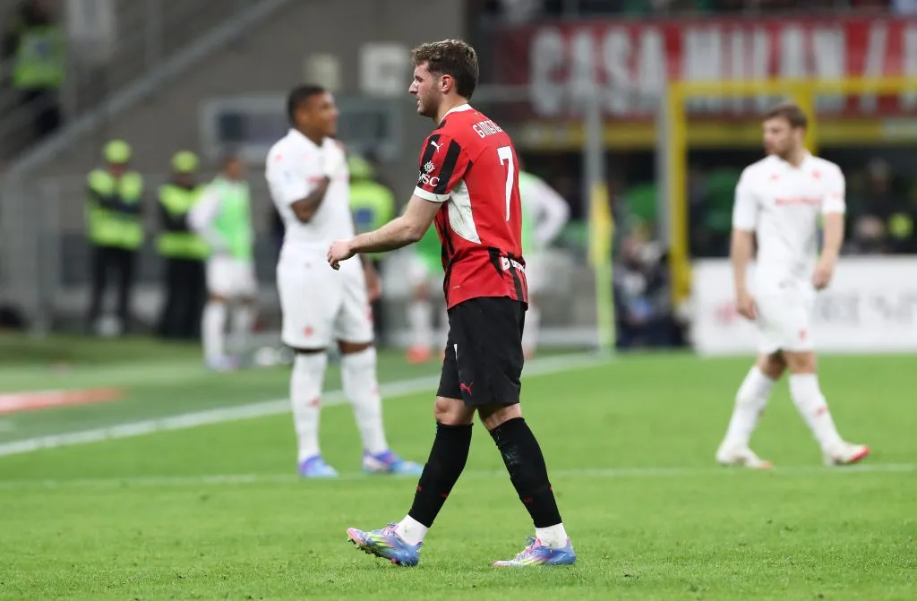 Santiago Giménez en un partido con el Milan /Getty)