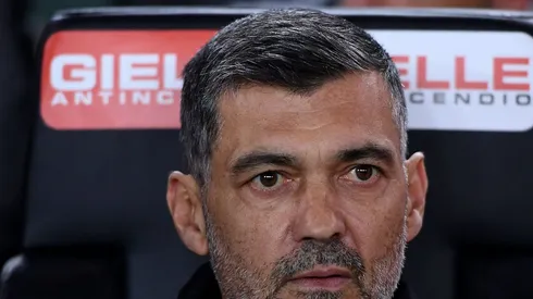 El entrenador portugués habló de los rumores que se rodean al goleador mexicano.