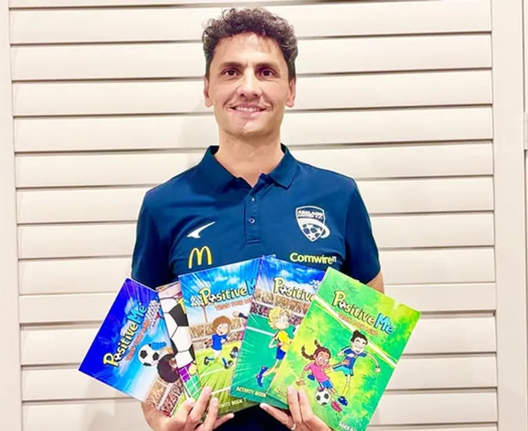 El ex Cruz Azul trabaja a diario con los niños en Australia (Foto: Instagram marcelo_carrusca_10).