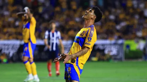 El delantero mexicano sigue sin poder hacer pie en su nuevo equipo y su propia afición lo despidió con una sonora pitada.