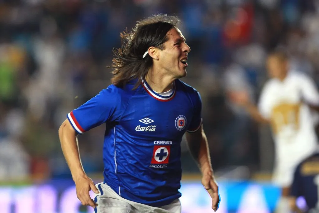 El paso de Hugo Droguett en Cruz Azul decepcionó y duró apenas un año. (JAMMEDIA)