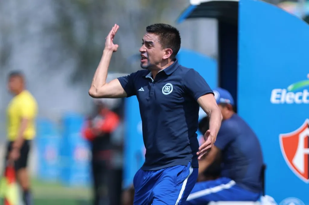 Héctor Gutiérrez como DT de la Sub 19 de Cruz Azul. (Imago 7)