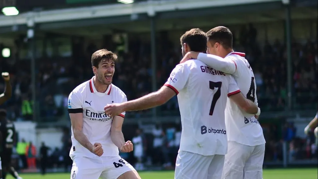 Santi Giménez volvió al gol en Milan luego de varios encuentros sin marcar. (Getty Images)