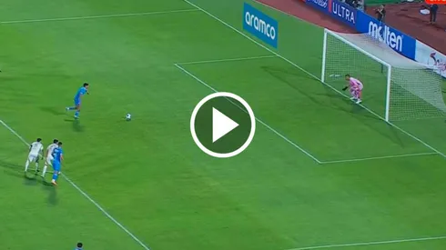 El delantero mexicano marca desde los once metros tras una mano de Marcelo Flores en el área de los universitarios.