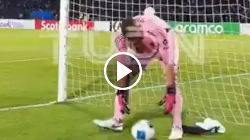 El portero argentino se encaró con los baloneros detrás de su arco y los buscó al finalizar el partido.