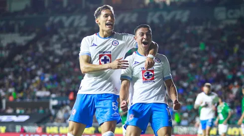 Andrés Montaño y Jesús Orozco celebrando uno de los goles en la victoria contra León.