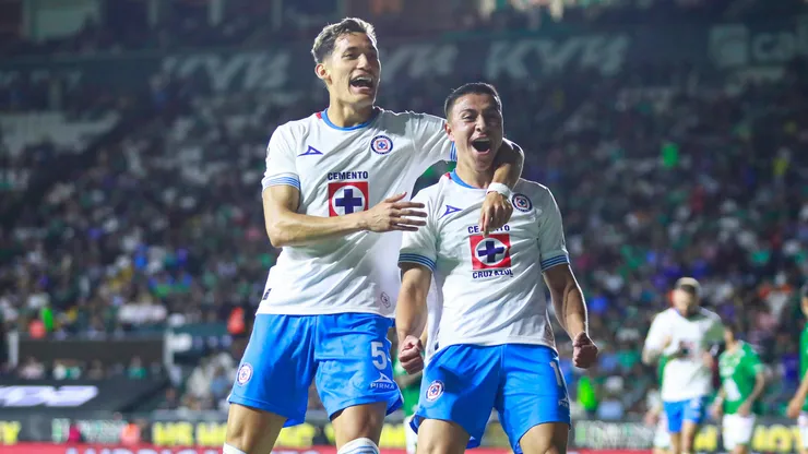 Andrés Montaño y Jesús Orozco celebrando uno de los goles en la victoria contra León.