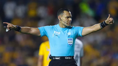 El polémico silbante es señalado por convalidar un gol de los universitarios que tenía que ser anulado.