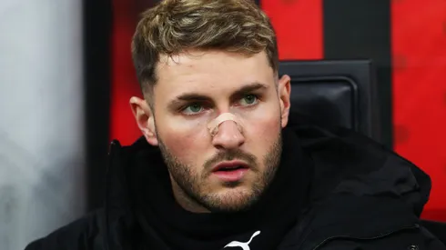 El futuro de Santi Giménez en Milan podría cambiar por esta decisión.