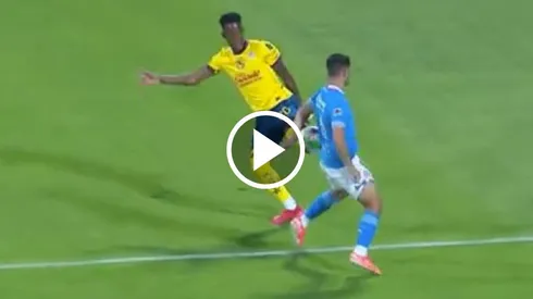 Todo América reclamó penal de Erik Lira.
