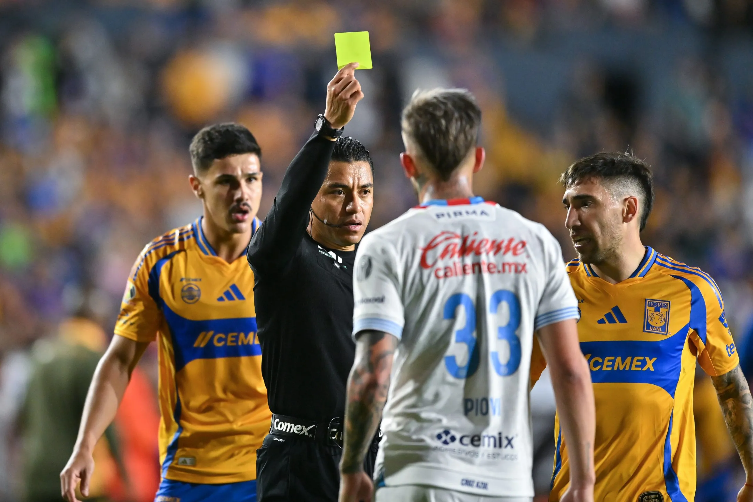 Víctor Cáceres estuvo presente en las últimas dos eliminaciones de Cruz Azul por Liga MX. (Getty Images)