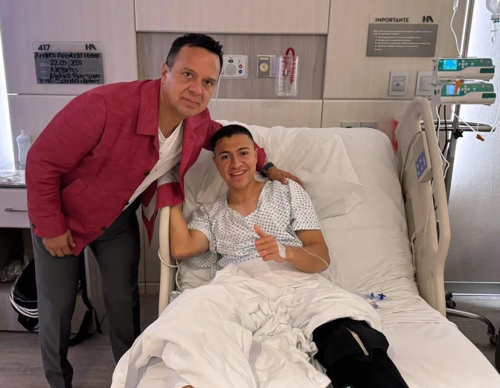 El Ingeniero Velázquez pasó por el hospital para visitar a Andrés Montaño. (X @Victor_VelRan)