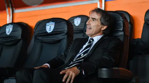 El entrenador uruguayo no quiere continuar y el cuadro tuzo publicó un contundente comunicado en sus redes sociales.