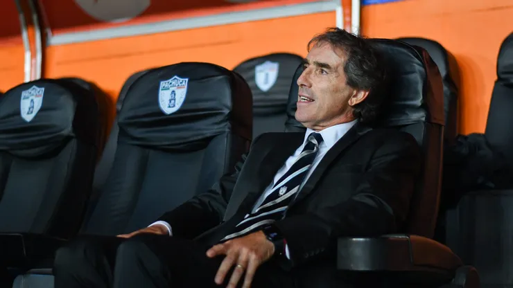 El entrenador uruguayo no quiere continuar y el cuadro tuzo publicó un contundente comunicado en sus redes sociales.
