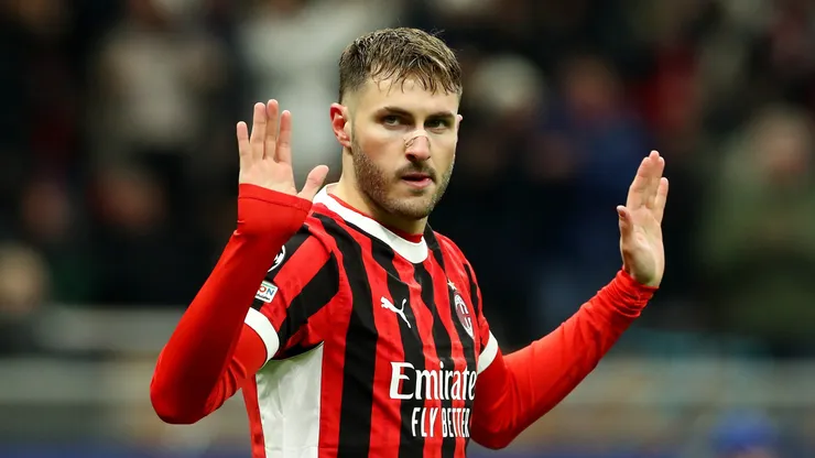 Santi Giménez tendría un DT Multicampeón en AC Milan.