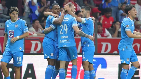 Cruz Azul festeja un gol de Rodolfo Rotondi en la J17 ante Toluca.