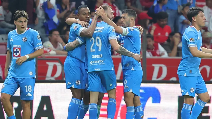 Cruz Azul festeja un gol de Rodolfo Rotondi en la J17 ante Toluca.